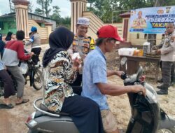 Dukung Program Kapolres Sarolangun Berbagi Itu Keren ,Polsek Pelawan Singkut Bagikan Ratusan Takjil Kepada Masyarakat