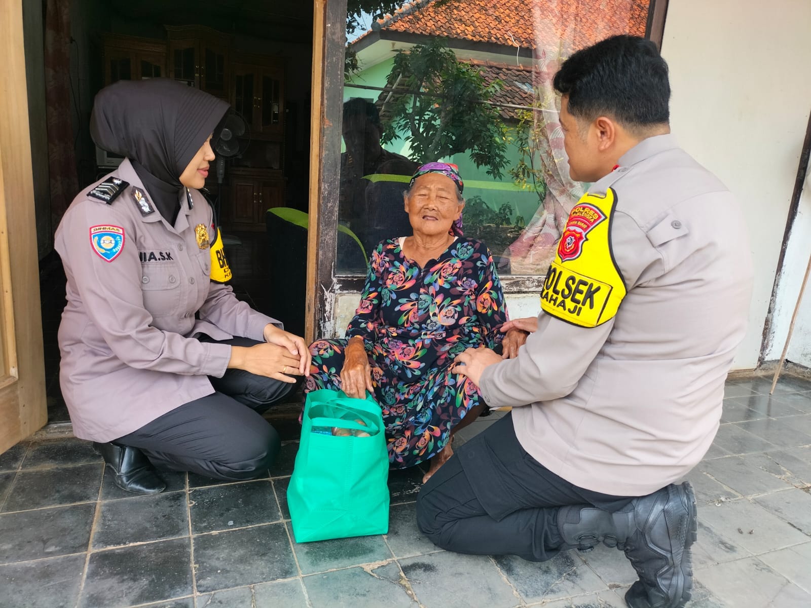 Polsek Sukahaji Berbagi Kebahagiaan Terhadap Sesama Di Bulan Ramadhan Yang Penuh Magfirah