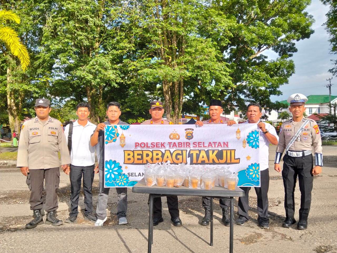 Polsek Tabir Selatan Polres Merangin Berbagi Taqjil,Ujud Kepedulian Polri pada Masyarakat di Bulan Suci Ramadhan 