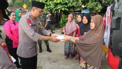 Polri Untuk Masyarakat, Polres Sarolangun Bersama Sat Brimob Polda Jambi Dirikan Dapur Lapangan untuk Korban Banjir