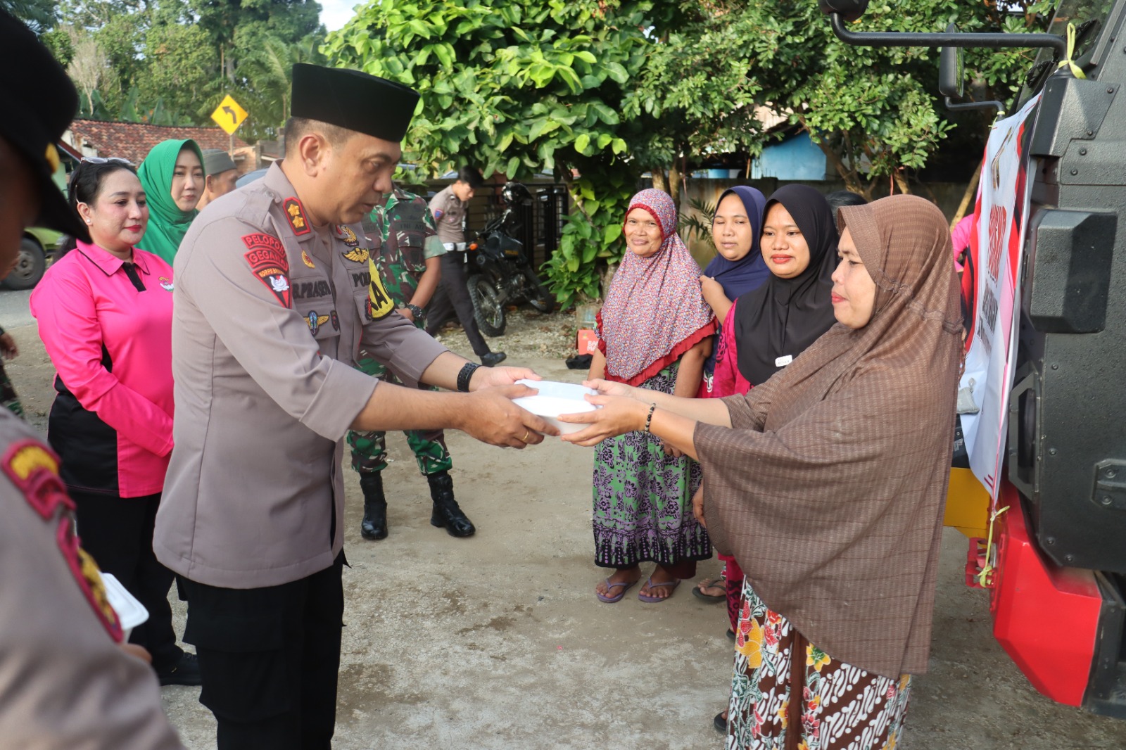 Polri Untuk Masyarakat, Polres Sarolangun Bersama Sat Brimob Polda Jambi Dirikan Dapur Lapangan untuk Korban Banjir