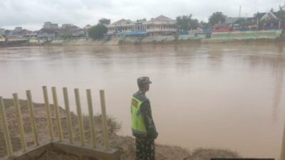 Babinsa Koramil 420-04/Sarolangun Laksanakan Patroli Sungai Rawannya Banjir Dan Tanah Longsor Di Wilayah Binaan