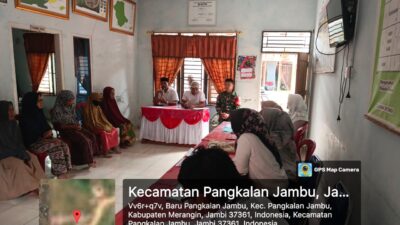 Babinsa Kopda Satria Hadiri Pembagian BLT DD di Desa Baru, Kecamatan Pangkalan Jambu, Kabupaten Merangin