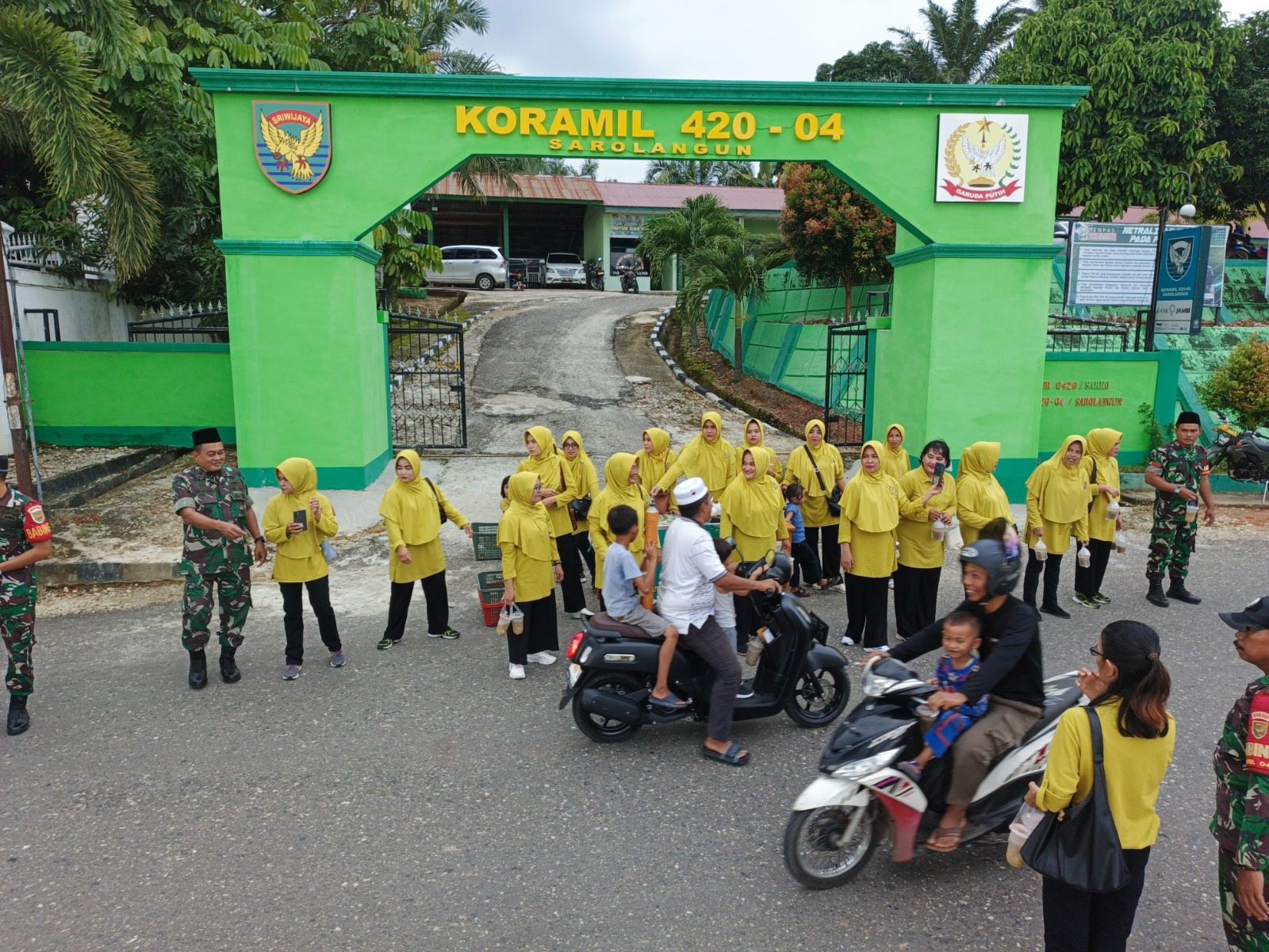 Koramil 420-04/Sarolangun Gelar Kegiatan Berbagi Takjil Gratis untuk Masyarakat Menyemarakkan Bulan Suci Ramadan