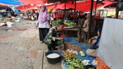 Babinsa Pantau Ketersediaan Bahan Pokok Sembako Dibulan Romadhan Di Pasar Prentak