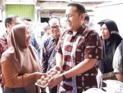 Bupati H M Syukur Pulang Kampung, Gelar Pasar Murah Berjubel Diserbu Emak-Emak, HP Tim Liputan Jatuh Terinjak-injak