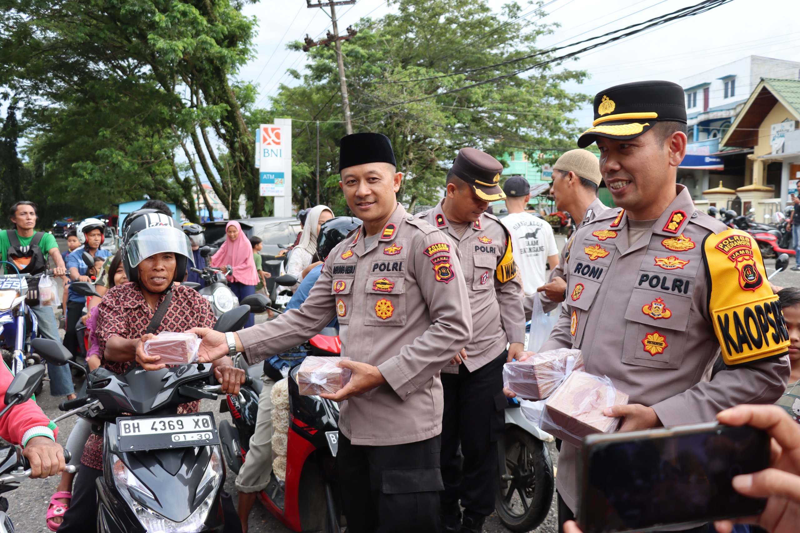 Polsek Muara Siau Polres Merangin ” Bagi Taqjil ” Nuansa Ramadhan POLRI BERSAMA MASYARAKAT