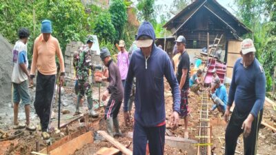 Sinergi Babinsa Kedung Banteng dan Masyarakat, Gotong Royong Bangun Rumah Warga