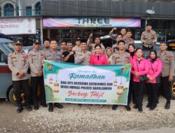 Berbagi Itu Keren ,Kabag OPS Polres Sarolangun Turun Kejalan Bagikan Ratusan Takjil Kepada Masyarakat di Bulan Suci Ramadhan   