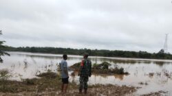 Antisipasi Bencana Banjir dan Tanah Longsor, Babinsa Koramil 420 04/Sarolangun Lakukan Patroli*