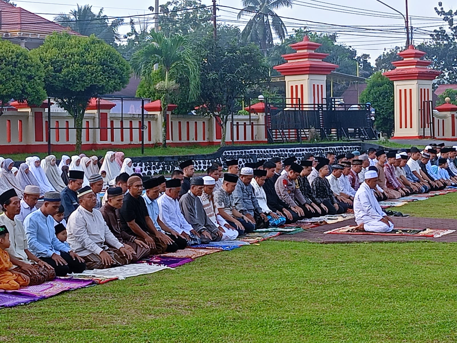 Polres Sarolangun gelar Sholat Idul Fitri 1446 H di Halaman Mako Polres Sarolangun 