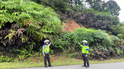 Satuan Lalulintas Polres Merangin Cek Badan Jalan Merangin-Kerinci Sebagai Bahan Evaluasi dan Akan Koordinasi pada Balai Pelaksana Jalan Nasional