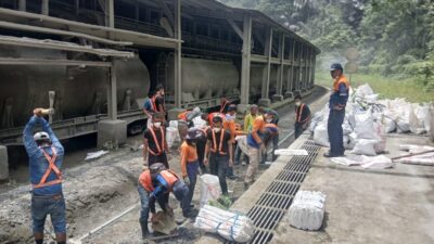 Tingkatkan Keselamatan Angkutan Barang, KAI Divre II Sumbar Bersihkan Jalur Bongkar Klinker di Teluk Bayur