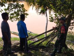 Babinsa 420-04 ajak warga cek debit air sungai Antisipasi Bencana Alam Banjir dan Tanah Longsor