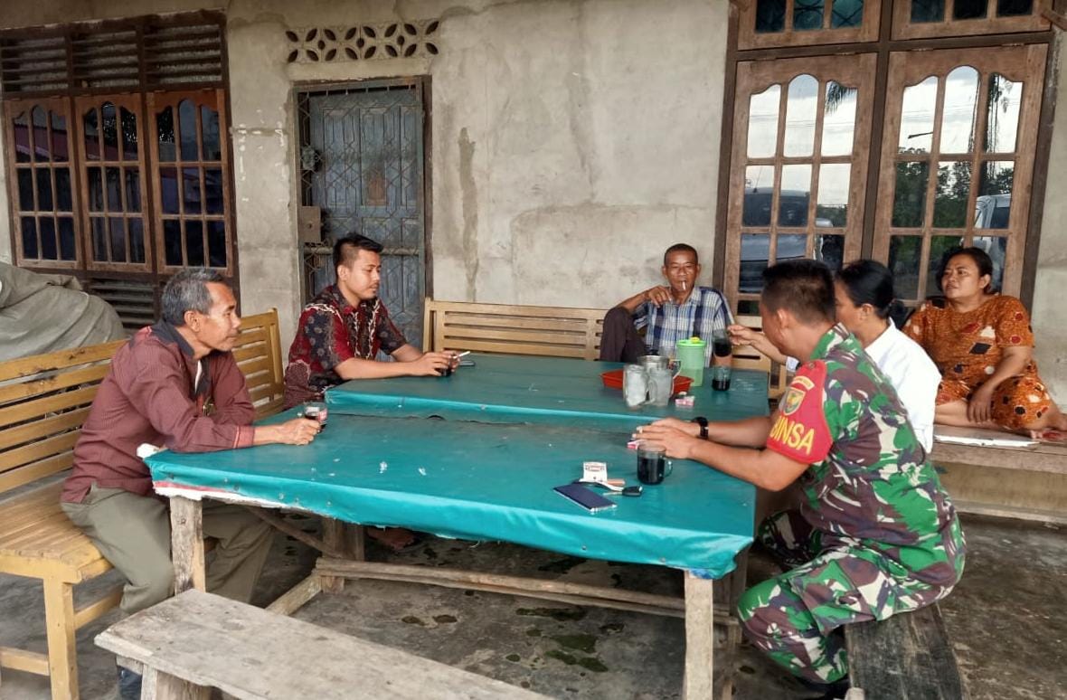 kemanunggalan TNI dengan rakyat, Babinsa Koramil 420-01/Batang Asai, Kodim 0420/Sarko, Keakraban Lewat Komunikasi Sosial dengan Warga dan Perangkat Desa