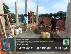 Babinsa Koramil 420-04/Sarolangun jajaran Kodim 0420/Sarko Serda Ibrohim Gotong Royong Membangun Rumah Warga