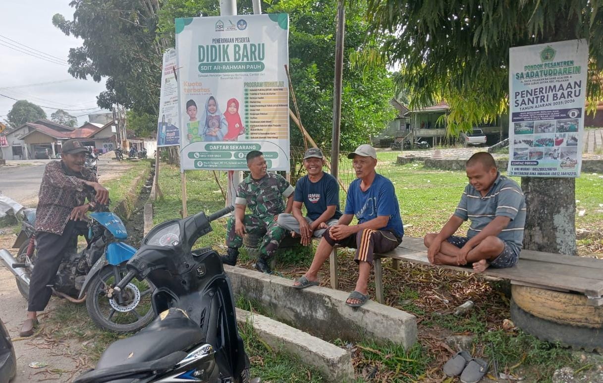 Tak Kenal Lelah, Untuk Selalu Berada Di Tengah Masyarakat,Babinsa Koramil 420-03/Pauh, Kodim 0420/Sarko, Sertu Arifin dalam kegiatan Komunikasi Sosial