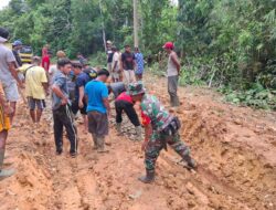 Gotong Royong Perbaiki Akses Jalan Di Desa Binaan, laksanakan Babinsa Koptu Romy Ramius Koramil 420-03/Pauh Kodim 0420/Sarko