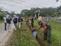 Babinsa Lakukan Komsos Dengan Gotong Royong Bersama Warga Di Wilayah Binaan