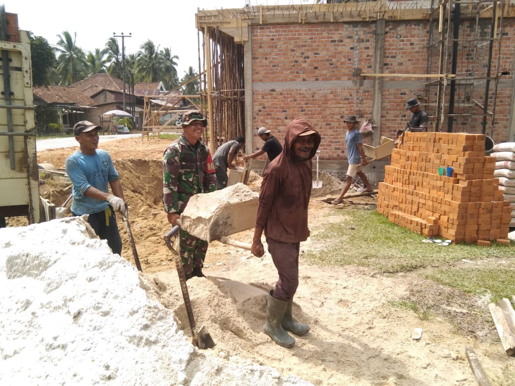 Tingkatkan Kebersamaan, Babinsa Koramil 420-08/Tabir Gelar Gotong Royong di Sungai Sahut