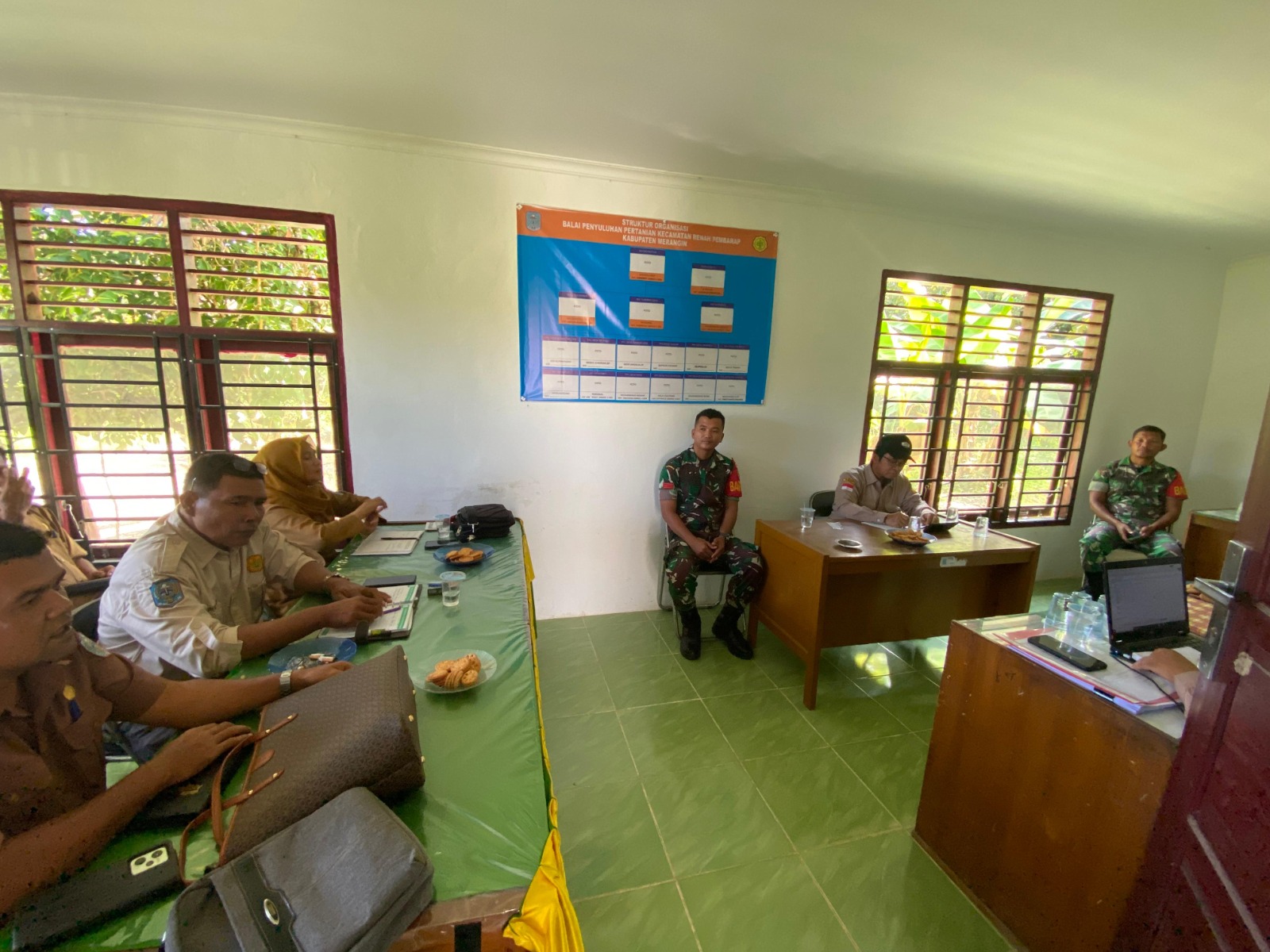 Anggota Koramil 420-07/Sei Manau hadiri Pertemuan Validasi Tim BRMP Provinsi Jambi Di Kecamatan Renah Pembarap