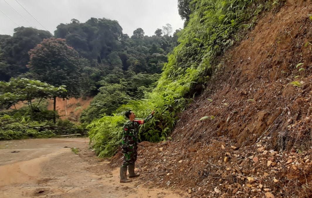 Babinsa Koramil 420-01/Batang Asai Kodim 0420/Sarko, Koptu Suyanto Laksanakan patroli (Gulbencal) memonitor debit Sungai dan rawan Longsor.