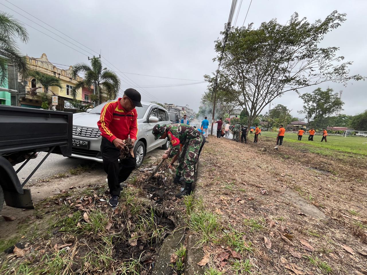 Babinsa Koramil 02/M.Limun Serda Ahmad Sopani mengatakan kegiatan kerja bakti Bersama Warga Gotong Royong Bersihkan Lingkungan