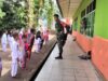 Tanamkan Disiplin Sejak Dini, Babinsa Sertu Kuswanto Latih Karate di SDN 52 Sido Lego