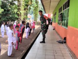 Tanamkan Disiplin Sejak Dini, Babinsa Sertu Kuswanto Latih Karate di SDN 52 Sido Lego