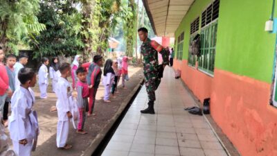 Tanamkan Disiplin Sejak Dini, Babinsa Sertu Kuswanto Latih Karate di SDN 52 Sido Lego