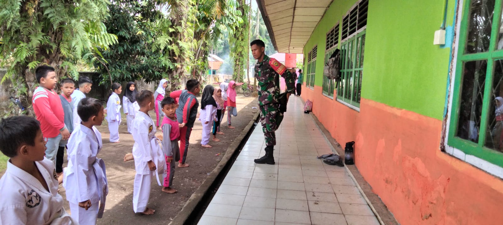 Tanamkan Disiplin Sejak Dini, Babinsa Sertu Kuswanto Latih Karate di SDN 52 Sido Lego