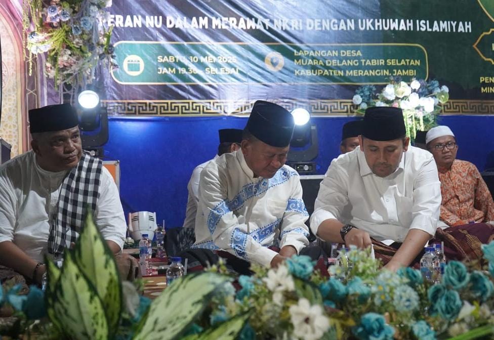 Bupati dan Wabup Pengajian Akbar Bersama Gus Muwafiq Di Lapangan Desa Muara Delang Kecamatan Tabir Selatan