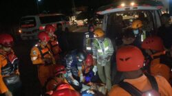Gerak Cepat, Anggota Posal Lampulo Evakuasi Dua Penumpang Kapal MEN.SCHIFF 6 di Perairan Selat Benggala Provinsi Aceh