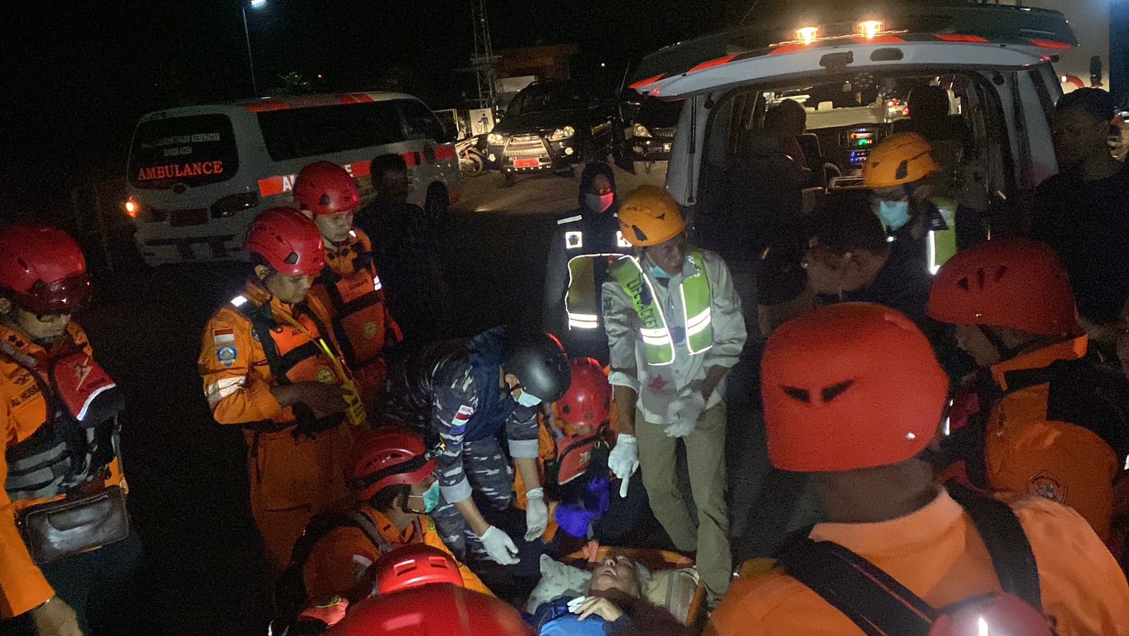 Gerak Cepat, Anggota Posal Lampulo Evakuasi Dua Penumpang Kapal MEN.SCHIFF 6 di Perairan Selat Benggala Provinsi Aceh
