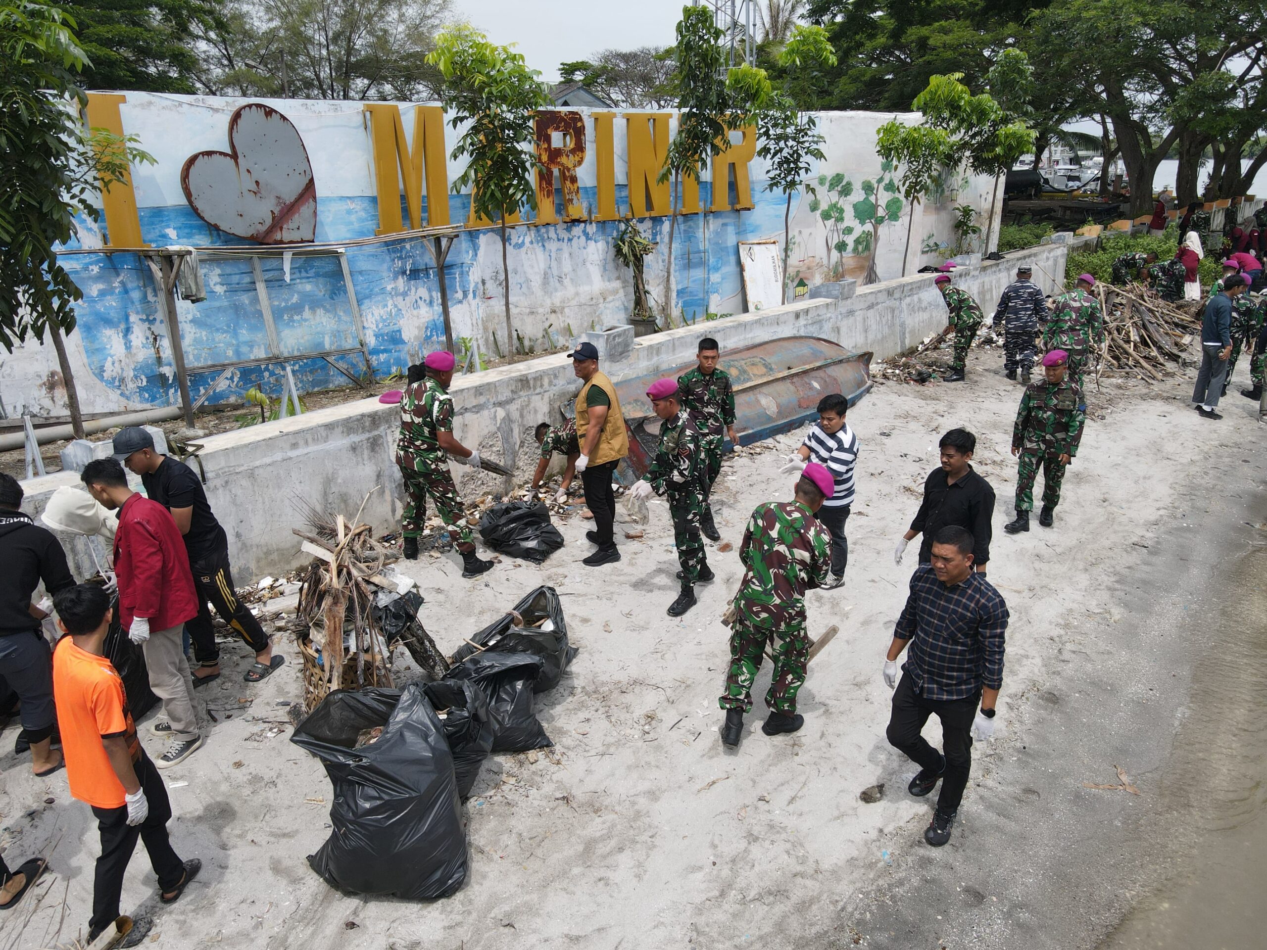 Ikatan Mahasiswa Muhammadiyah (IMM) Sumut Rayakan Milad Dengan Kegiatan “Clean Up” Lingkungan di Markas TNI AL