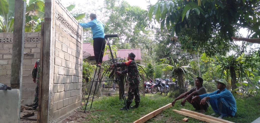 Babinsa koramil 420-02/Ma. Limun Peltu Hairil Anwar, Tanamkan Jiwa Gotong Royong Dan Bahu Membahu Dalam Kehidupan Bermasyarakat