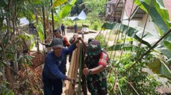 Jembatan Rusak, TNI dan Warga Bersatu, Perbaiki Jembatan Gantung di Desa Limbur Merangin