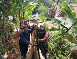 Jembatan Rusak, TNI dan Warga Bersatu, Perbaiki Jembatan Gantung di Desa Limbur Merangin