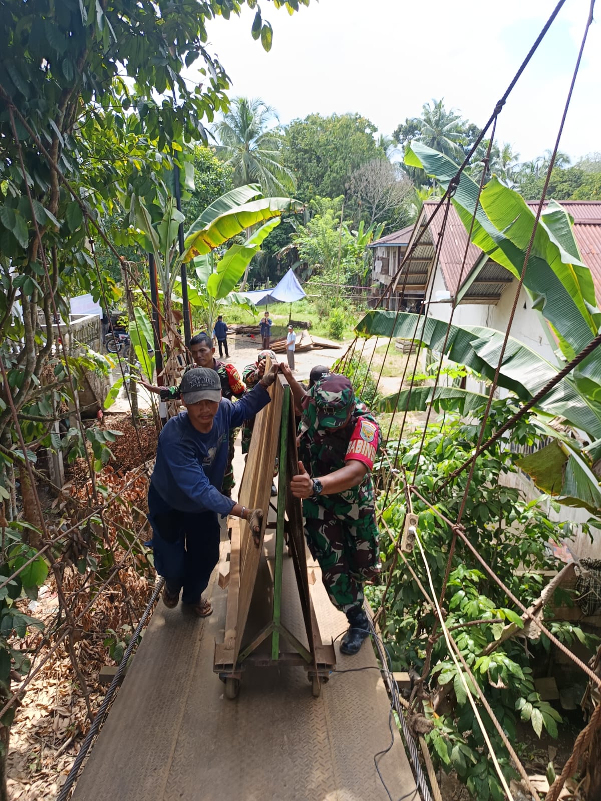 Jembatan Rusak, TNI dan Warga Bersatu, Perbaiki Jembatan Gantung di Desa Limbur Merangin
