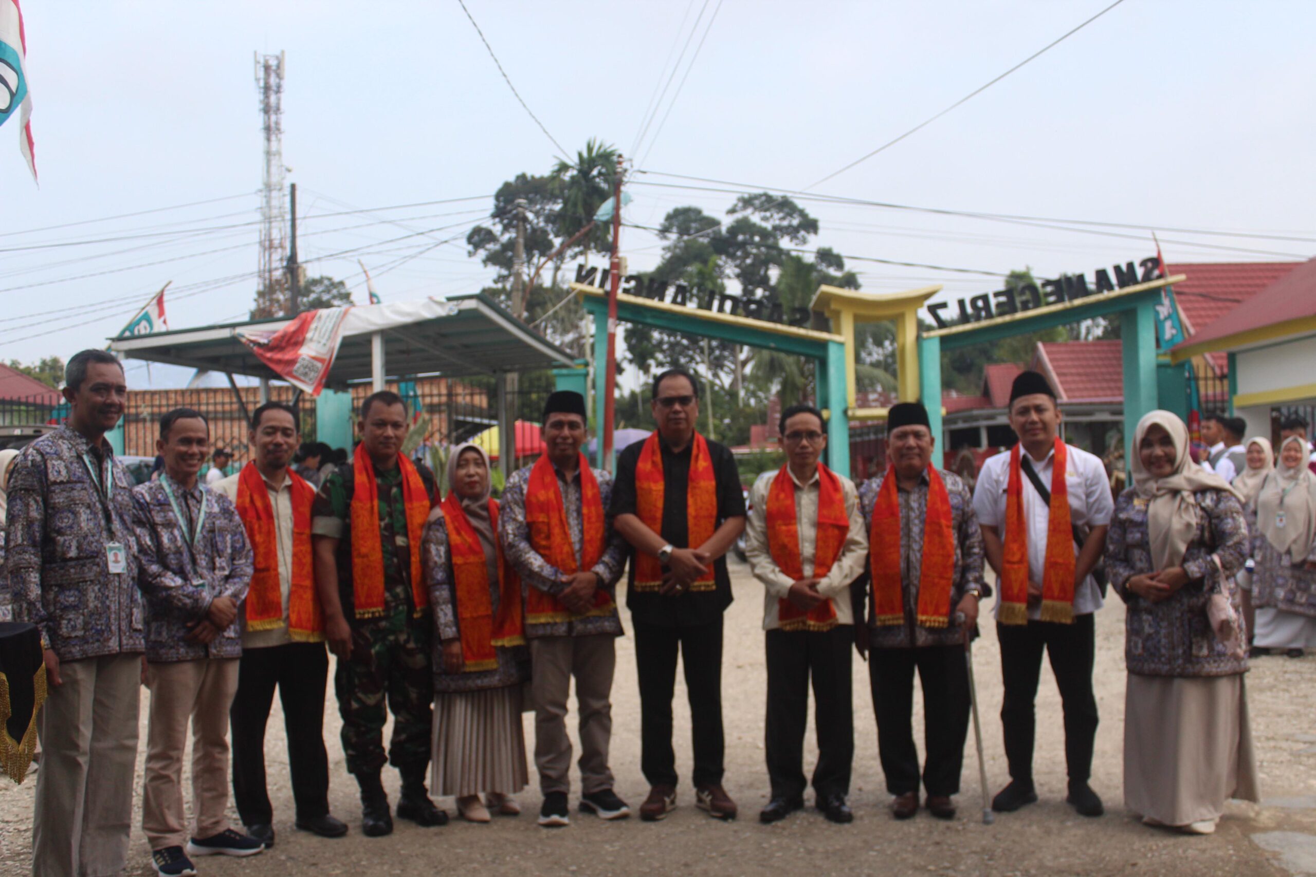 Serda Castam Anggota Koramil 420-04/Sarolangun Kodim 0420/Sarko berikan dukungan dan wejangan saat Pelepasan Siswa Kelas XII SMAN-7 Sarolangun