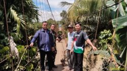 Personil Polsek Pamenang Laksanakan Pengawasan Bersama Rehab Jembatan Gantung Desa Limbur Merangin.