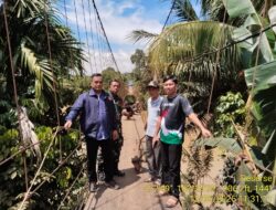Personil Polsek Pamenang Laksanakan Pengawasan Bersama Rehab Jembatan Gantung Desa Limbur Merangin.
