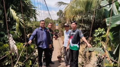 Personil Polsek Pamenang Laksanakan Pengawasan Bersama Rehab Jembatan Gantung Desa Limbur Merangin.