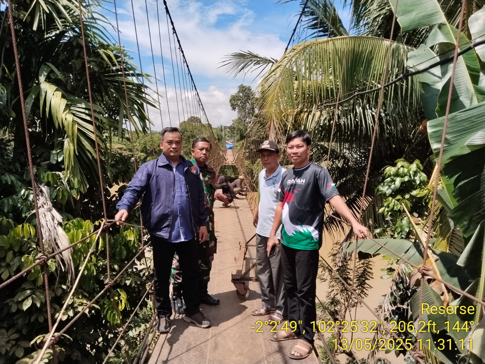 Personil Polsek Pamenang Laksanakan Pengawasan Bersama Rehab Jembatan Gantung Desa Limbur Merangin.