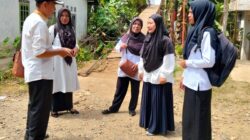 Sedang Diperbaiki, Guru dan Siswi Nekat Terobos Jembatan Rusak Hanya Ingin Cepat Sampai ke Sekolah karena Ujian