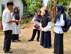 Sedang Diperbaiki, Guru dan Siswi Nekat Terobos Jembatan Rusak Hanya Ingin Cepat Sampai ke Sekolah karena Ujian