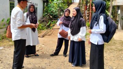 Sedang Diperbaiki, Guru dan Siswi Nekat Terobos Jembatan Rusak Hanya Ingin Cepat Sampai ke Sekolah karena Ujian