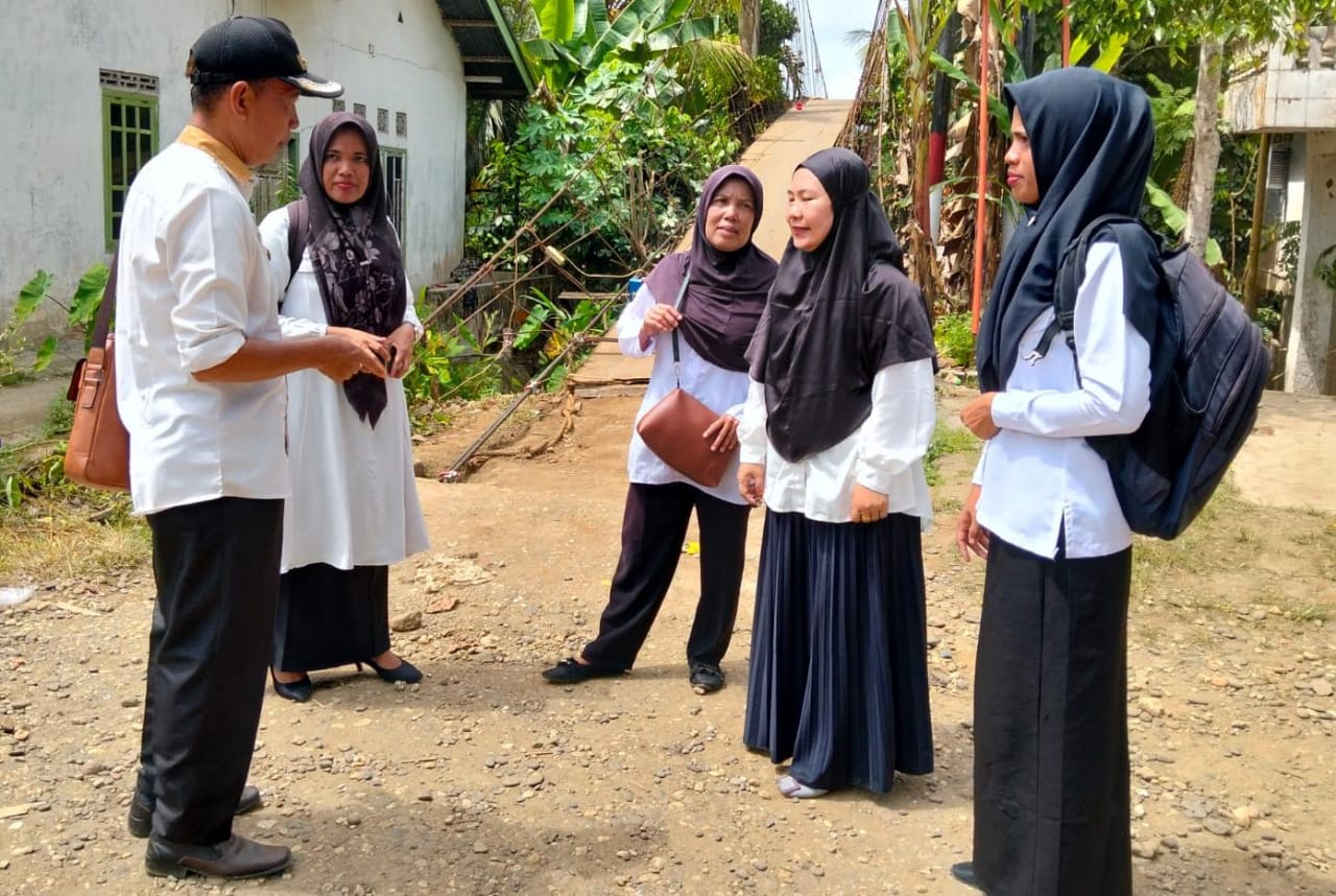 Sedang Diperbaiki, Guru dan Siswi Nekat Terobos Jembatan Rusak Hanya Ingin Cepat Sampai ke Sekolah karena Ujian