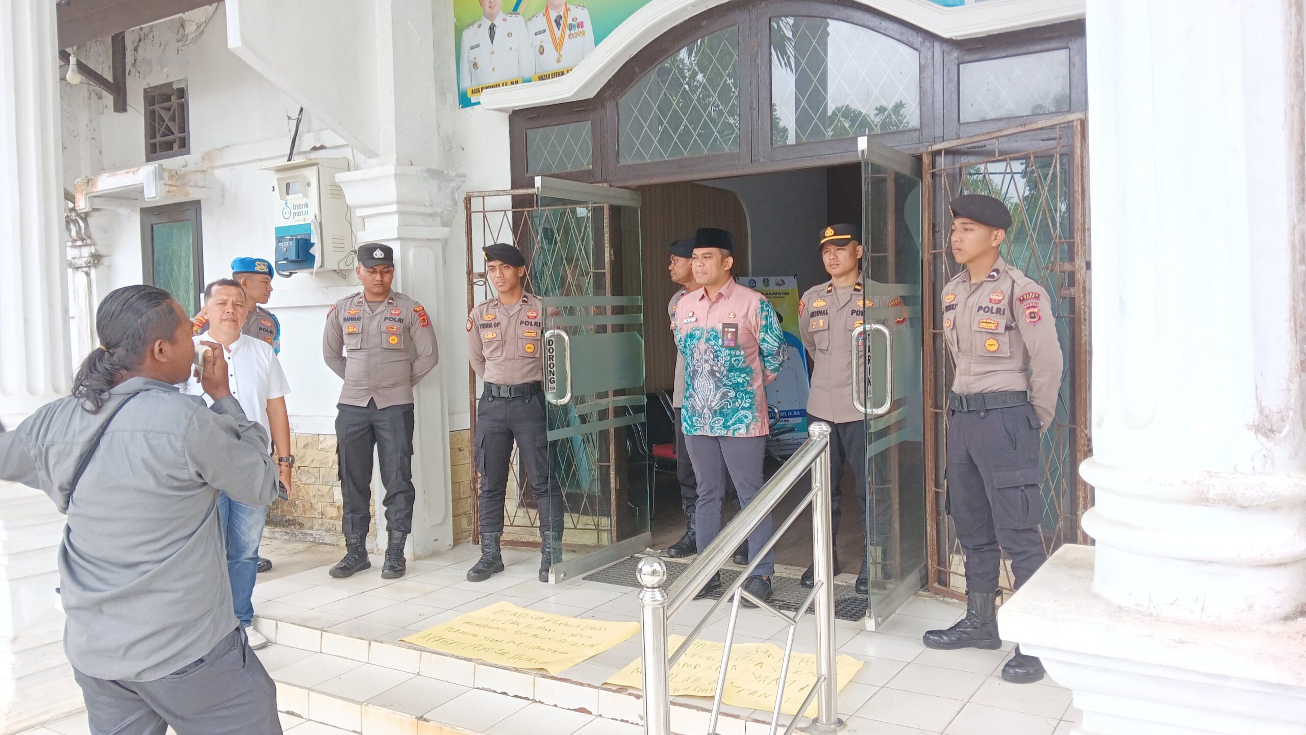 Aktivis Muda Kabupaten Tebo Rio Black Menggelar Aksi Tunggal  Di Depan Kantor Dinas Pendidikan Kabupaten Tebo