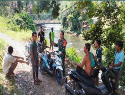 Babinsa Koramil 420-06/Muara Siau bersama Warga Cekan debit sungai sekaligus sapa warga di Desa Air Lago